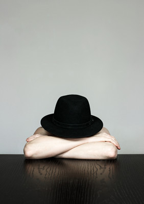Kontemplation / Konzeptionell / table,tabletop,hat,skin,emotion,define