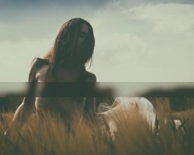 » #8/9 « / Wilder Mohn / Blog-Beitrag von <a href="https://strkng.com/de/fotograf/mario+von+oculario/">Fotograf Mario von Oculario</a> / 29.05.2019 12:54 / Nude