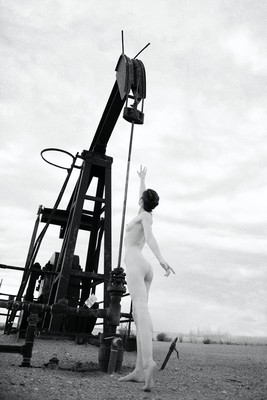 Recognition / Konzeptionell / female,nude,industrial,oil,innocence,dominance,subjugation