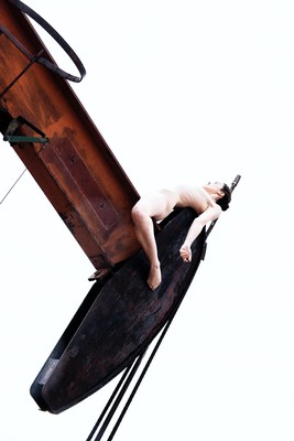 Broken / Konzeptionell / nude,female,industrial,erotic,outdoor,oil,dominance