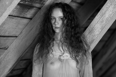 » #2/5 « / on the attic with Frieda / Blog post by <a href="https://strkng.com/en/photographer/beha-art-photography/">Photographer BeHa_ART_Photography</a> / 2020-02-28 12:51