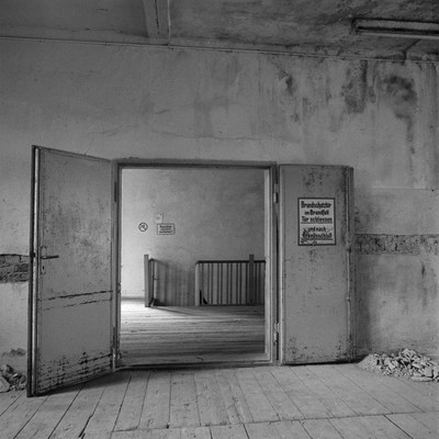 Doors of Totschek I / Lost places / urbex,tür,analog,görlitz,schwarzweiß
