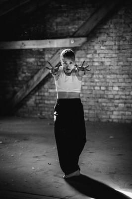 » #3/9 « / Dusty dancing / Blog post by <a href="https://strkng.com/en/photographer/frank+pudel/">Photographer Frank Pudel</a> / 2020-04-01 21:10 / Performance / schwarzweiss,blackandwhite,monochrom,dance,Performance