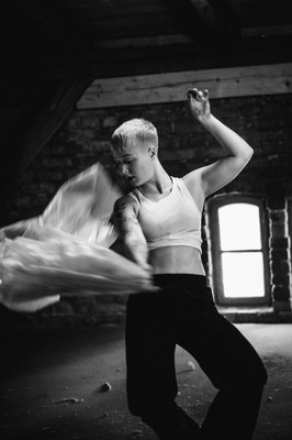 » #7/9 « / Dusty dancing / Blog-Beitrag von <a href="https://strkng.com/de/fotograf/frank+pudel/">Fotograf Frank Pudel</a> / 01.04.2020 21:10 / Performance / schwarzweiss,blackandwhite,monochrom,dance,Performance