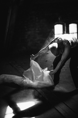 » #8/9 « / Dusty dancing / Blog post by <a href="https://strkng.com/en/photographer/frank+pudel/">Photographer Frank Pudel</a> / 2020-04-01 21:10 / Performance / schwarzweiss,blackandwhite,monochrom,dance,Performance