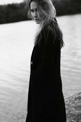 Natasha / Portrait / portrait,schwarz-weiss,beach,silence,wind,woman,blackandwhite
