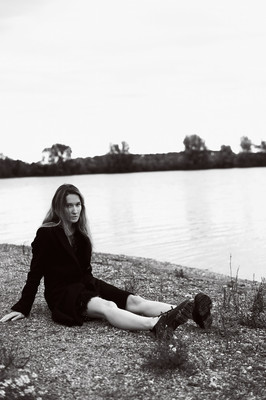 Natasha / Portrait / portrait,blackandwhite,schwarz-weiss,woman,silence,wind,beach