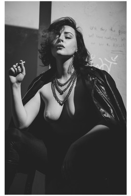 » #1/7 « / Quinn ! / Blog-Beitrag von <a href="https://strkng.com/de/fotograf/chris+w-+braunschweiger/">Fotograf Chris W. Braunschweiger</a> / 12.01.2024 23:21 / Portrait