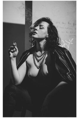 » #3/7 « / Quinn ! / Blog-Beitrag von <a href="https://strkng.com/de/fotograf/chris+w-+braunschweiger/">Fotograf Chris W. Braunschweiger</a> / 12.01.2024 23:21 / Portrait