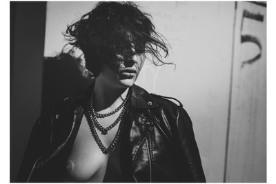 » #4/7 « / Quinn ! / Blog post by <a href="https://strkng.com/en/photographer/chris+w-+braunschweiger/">Photographer Chris W. Braunschweiger</a> / 2024-01-12 23:21 / Portrait