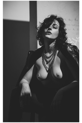 » #6/7 « / Quinn ! / Blog-Beitrag von <a href="https://strkng.com/de/fotograf/chris+w-+braunschweiger/">Fotograf Chris W. Braunschweiger</a> / 12.01.2024 23:21 / Portrait