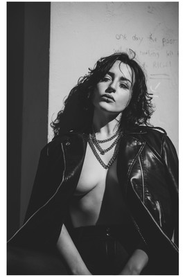 » #7/7 « / Quinn ! / Blog-Beitrag von <a href="https://strkng.com/de/fotograf/chris+w-+braunschweiger/">Fotograf Chris W. Braunschweiger</a> / 12.01.2024 23:21 / Portrait