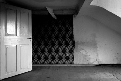 » #2/9 « / Die leere Wohnung über mir (2017) / Blog-Beitrag von <a href="https://renegreinerfotografie.strkng.com/de/">Fotograf René Greiner Fotografie</a> / 05.06.2019 18:04 / Lost places