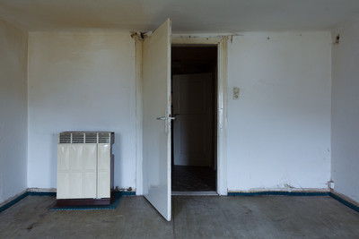 » #3/9 « / Die leere Wohnung über mir (2017) / Blog-Beitrag von <a href="https://renegreinerfotografie.strkng.com/de/">Fotograf René Greiner Fotografie</a> / 05.06.2019 18:04 / Lost places