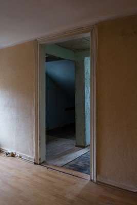 » #4/9 « / Die leere Wohnung über mir (2017) / Blog-Beitrag von <a href="https://renegreinerfotografie.strkng.com/de/">Fotograf René Greiner Fotografie</a> / 05.06.2019 18:04 / Lost places
