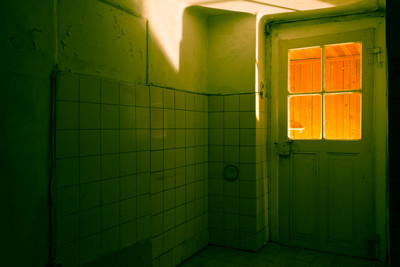 » #5/9 « / Die leere Wohnung über mir (2017) / Blog post by <a href="https://renegreinerfotografie.strkng.com/en/">Photographer René Greiner Fotografie</a> / 2019-06-05 18:04 / Lost places