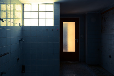 » #6/9 « / Die leere Wohnung über mir (2017) / Blog-Beitrag von <a href="https://renegreinerfotografie.strkng.com/de/">Fotograf René Greiner Fotografie</a> / 05.06.2019 18:04 / Lost places