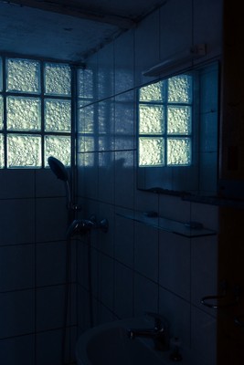 » #7/9 « / Die leere Wohnung über mir (2017) / Blog-Beitrag von <a href="https://renegreinerfotografie.strkng.com/de/">Fotograf René Greiner Fotografie</a> / 05.06.2019 18:04 / Lost places