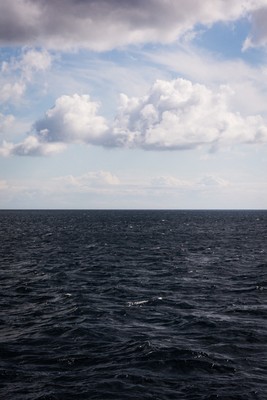 » #3/9 « / ALWAYS THE SEA (2019) / Blog post by <a href="https://renegreinerfotografie.strkng.com/en/">Photographer René Greiner Fotografie</a> / 2019-06-20 11:42 / Wasserlandschaften / meer,weite,himmel,wolken