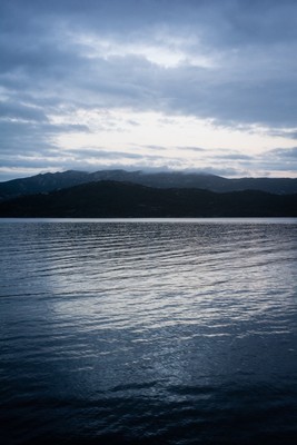 » #9/9 « / ALWAYS THE SEA (2019) / Blog post by <a href="https://renegreinerfotografie.strkng.com/en/">Photographer René Greiner Fotografie</a> / 2019-06-20 11:42 / Wasserlandschaften / meer,wasser,küste,abend