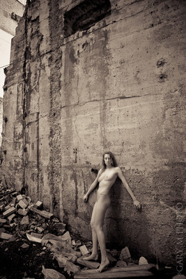 Dream among the ruins / Nude / figure,nude,urbex,outdoor,artistic,fit,pose,slim