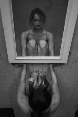 » #1/9 « / mirror rorrim / Blog-Beitrag von <a href="https://strkng.com/de/fotograf/dirk+rohra/">Fotograf Dirk Rohra</a> / 25.06.2019 14:42 / Nude / mirror,spiegel,schwarzweiß