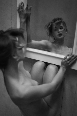 » #5/9 « / mirror rorrim / Blog-Beitrag von <a href="https://dirkrohra.strkng.com/de/">Fotograf Dirk Rohra</a> / 25.06.2019 14:42 / Nude / mirror,spiegel,schwarz