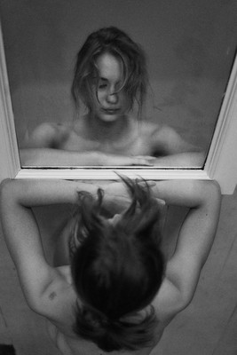 » #9/9 « / mirror rorrim / Blog post by <a href="https://strkng.com/en/photographer/dirk+rohra/">Photographer Dirk Rohra</a> / 2019-06-25 14:42 / Nude / mirror,spiegel,schwarzweiß