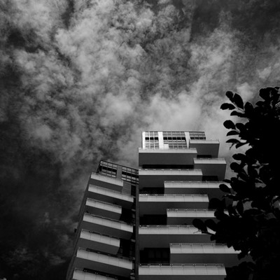 » #2/7 « / Narchitecture: integrating nature with humanity / Blog post by <a href="https://strkng.com/en/photographer/ugrandolini/">Photographer ugrandolini</a> / 2019-06-22 12:13 / Stadtlandschaften / nature,architecture,monochrome,sky