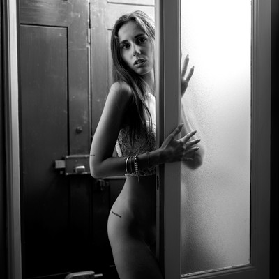 » #2/8 « / Behind the window / Blog post by <a href="https://strkng.com/en/photographer/ugrandolini/">Photographer ugrandolini</a> / 2020-01-05 15:18 / Nude