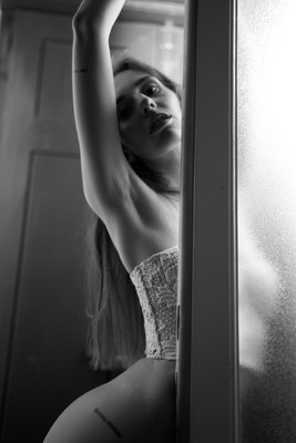 » #5/8 « / Behind the window / Blog post by <a href="https://strkng.com/en/photographer/ugrandolini/">Photographer ugrandolini</a> / 2020-01-05 15:18 / Nude