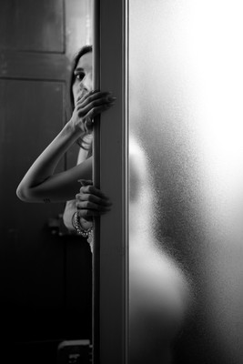 » #7/8 « / Behind the window / Blog post by <a href="https://strkng.com/en/photographer/ugrandolini/">Photographer ugrandolini</a> / 2020-01-05 15:18 / Nude