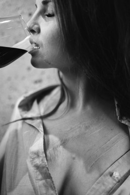 Christine drinking a good glass of wine / Portrait / woman,glamour,sensual,sensuality,portrait,wine,glass,scars,courage