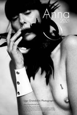 Anna 2021 / Fine Art / portrait,fineart,black,white,naturallight,fashionista,fashion,hand,face,feathers