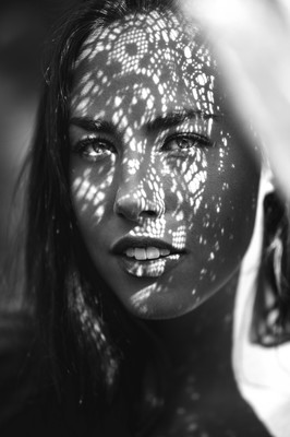 Melina II / Portrait / noirphotography,noirportrait,noir,portrait,schwarzweiß,schwarz-weiß,intense,licht,lichtspiel,schattenspiel,schönheit