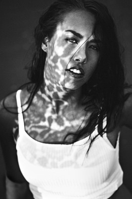 Melina V / Portrait / portrait,model,blick,schönheit,black,schwarzweiß,schwarz-weiß,noirphotography,noirportrait,licht,lichtspiel,lichtpunkte
