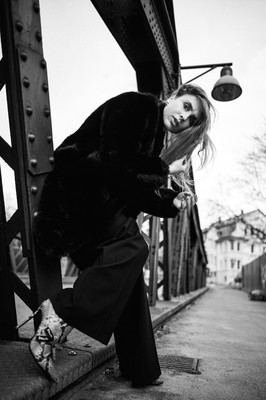 » #1/9 « / Auf der Brücke / Blog post by <a href="https://strkng.com/en/photographer/peter+k%C3%A4chele/">Photographer Peter Kächele</a> / 2022-01-24 16:44 / Portrait