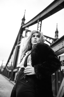 » #2/9 « / Auf der Brücke / Blog post by <a href="https://strkng.com/en/photographer/peter+k%C3%A4chele/">Photographer Peter Kächele</a> / 2022-01-24 16:44 / Portrait