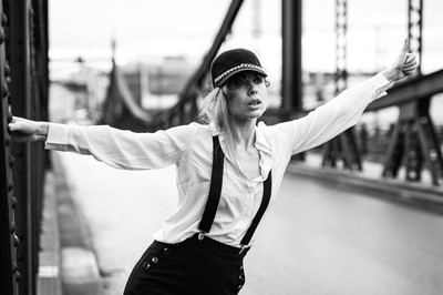 » #4/9 « / Auf der Brücke / Blog post by <a href="https://strkng.com/en/photographer/peter+k%C3%A4chele/">Photographer Peter Kächele</a> / 2022-01-24 16:44 / Portrait