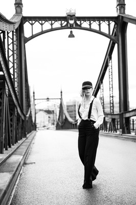 » #5/9 « / Auf der Brücke / Blog post by <a href="https://strkng.com/en/photographer/peter+k%C3%A4chele/">Photographer Peter Kächele</a> / 2022-01-24 16:44 / Portrait