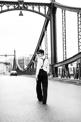 » #6/9 « / Auf der Brücke / Blog post by <a href="https://strkng.com/en/photographer/peter+k%C3%A4chele/">Photographer Peter Kächele</a> / 2022-01-24 16:44 / Portrait