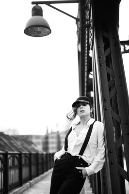 » #8/9 « / Auf der Brücke / Blog post by <a href="https://strkng.com/en/photographer/peter+k%C3%A4chele/">Photographer Peter Kächele</a> / 2022-01-24 16:44 / Portrait