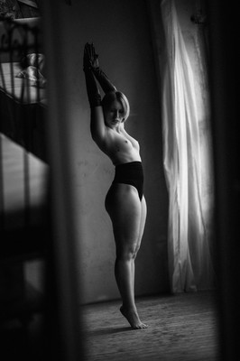 » #2/9 « / Lara und die Handschuhe / Blog post by <a href="https://strkng.com/en/photographer/peter+k%C3%A4chele/">Photographer Peter Kächele</a> / 2023-12-21 15:03 / Nude