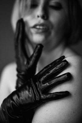 » #8/9 « / Lara und die Handschuhe / Blog-Beitrag von <a href="https://strkng.com/de/fotograf/peter+k%C3%A4chele/">Fotograf Peter Kächele</a> / 21.12.2023 15:03 / Portrait