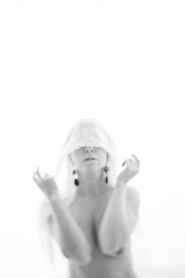 » #1/5 « / Das Kopftuch / Blog-Beitrag von <a href="https://strkng.com/de/fotograf/peter+k%C3%A4chele/">Fotograf Peter Kächele</a> / 20.02.2025 15:59 / Nude