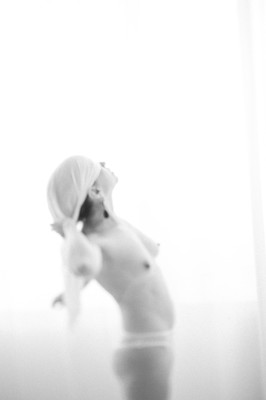 » #3/5 « / Das Kopftuch / Blog post by <a href="https://strkng.com/en/photographer/peter+k%C3%A4chele/">Photographer Peter Kächele</a> / 2025-02-20 15:59 / Nude