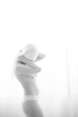 » #4/5 « / Das Kopftuch / Blog post by <a href="https://strkng.com/en/photographer/peter+k%C3%A4chele/">Photographer Peter Kächele</a> / 2025-02-20 15:59 / Nude