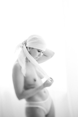 » #5/5 « / Das Kopftuch / Blog post by <a href="https://strkng.com/en/photographer/peter+k%C3%A4chele/">Photographer Peter Kächele</a> / 2025-02-20 15:59 / Nude