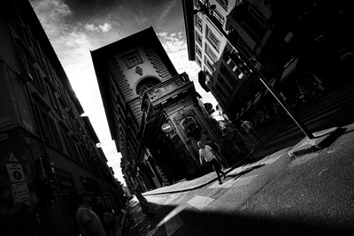 » #1/6 « / Dark Shadows / Blog post by <a href="https://strkng.com/en/photographer/volkan+sorkun/">Photographer Volkan Sorkun</a> / 2019-09-30 16:16 / Street