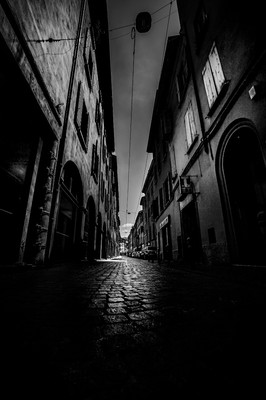 » #4/6 « / Dark Shadows / Blog post by <a href="https://strkng.com/en/photographer/volkan+sorkun/">Photographer Volkan Sorkun</a> / 2019-09-30 16:16 / Street